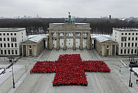 Jubiläum 150 Jahre DRK: Rotes Kreuz vor dem Brandenburger Tor in Berlin